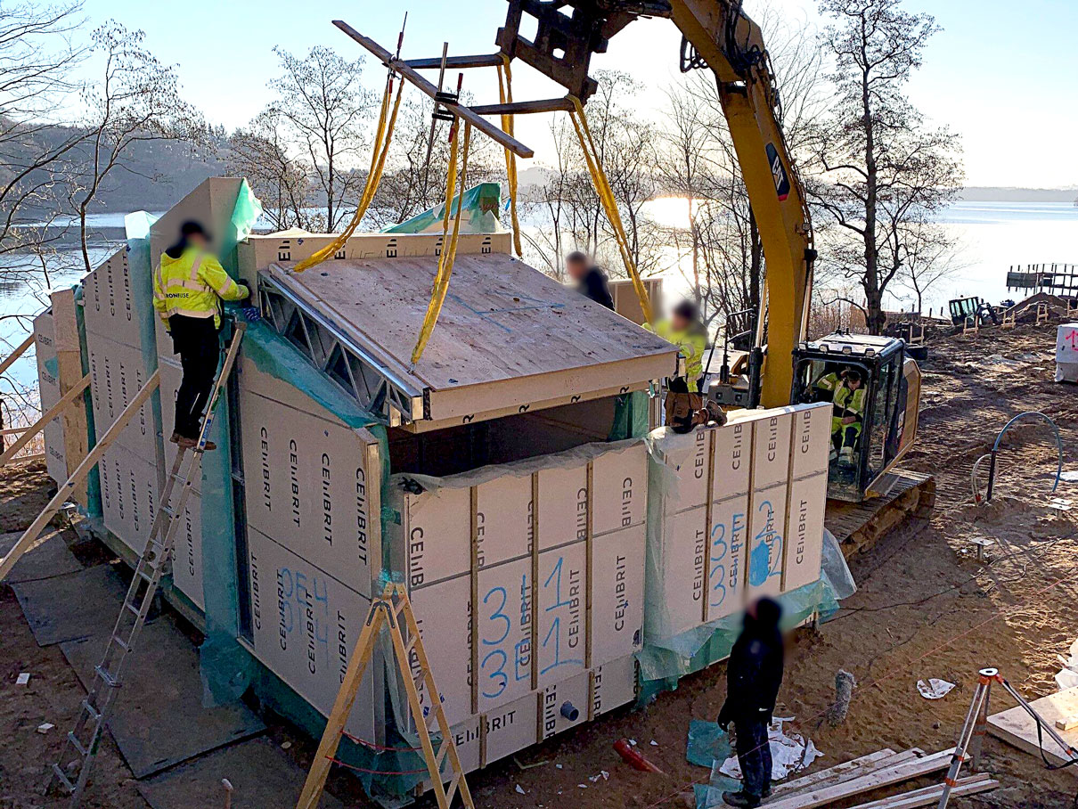 Opbygning af tag med præfabrikerede tagkassetter i stål på spejderhytten, Møgelø, i Silkeborg. 